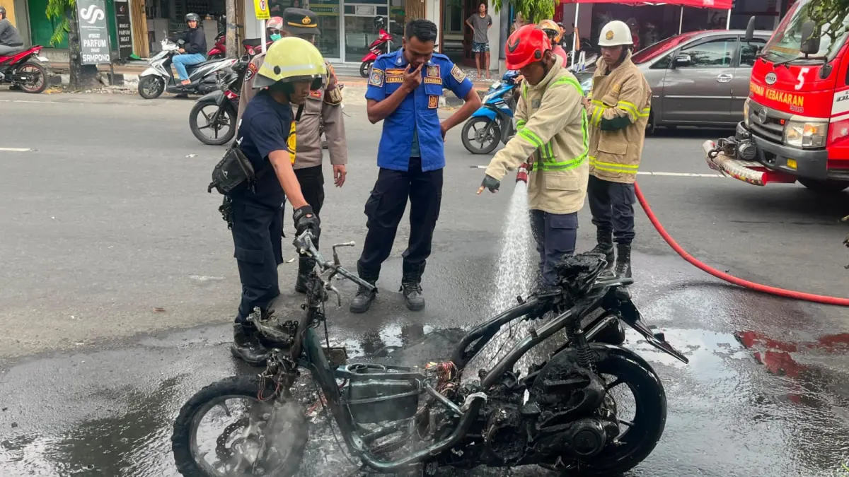 Sepeda motor milik remaja 19 tahun habis dilalap api di jalur Solo-Karanganyar Kamis (25/6). (Dok. Damkar)