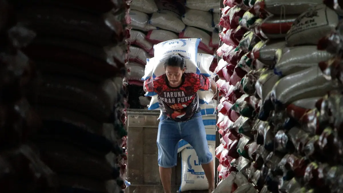 Harga beras jenis C4 di Pasar Legi Solo kembali merangkak naik sebesar Rp500 per kilogram akibat keterlambatan panen. (M.Ihsan/solobalapan.com)