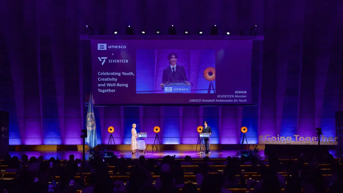 Joshua SEVENTEEN menyampaikan pidato inspiratif di markas UNESCO, Paris, saat menghadiri acara kolaborasi yang berfokus pada kreativitas dan kesejahteraan generasi muda dunia. (Pledis Entertainment)