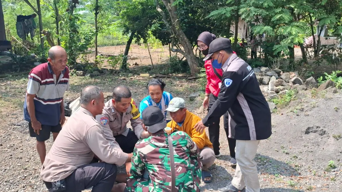 Proses penanganan dan evakuasi terhadap ODGJ yang mengamuk memakan waktu hingga empat jam. (Dok. Polres Boyolali)

