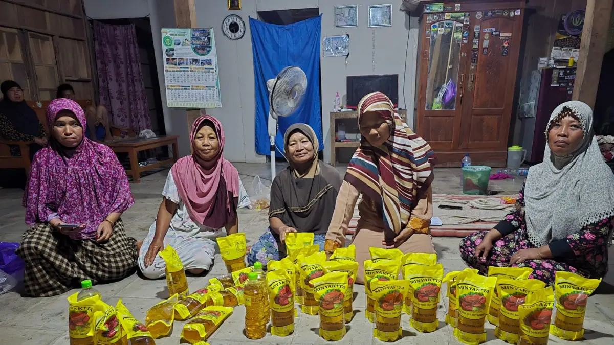 Warga di Kecamatan Tanon, Sragen dihebohkan dengan bantuan minyak goreng subsidi Minyakita yang berbau menyengat mirip solar. (Ahmad Khairudin/solobalapan.com)