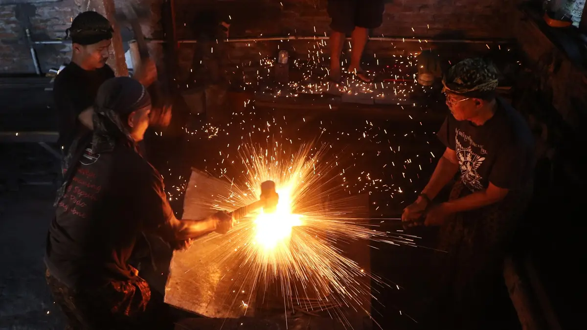 Dedikasi : Empu Subandi Suponingrat sedang menempa keris di Omah Keris Karanganyar. (Arief Budiman/solobalapan.com)
