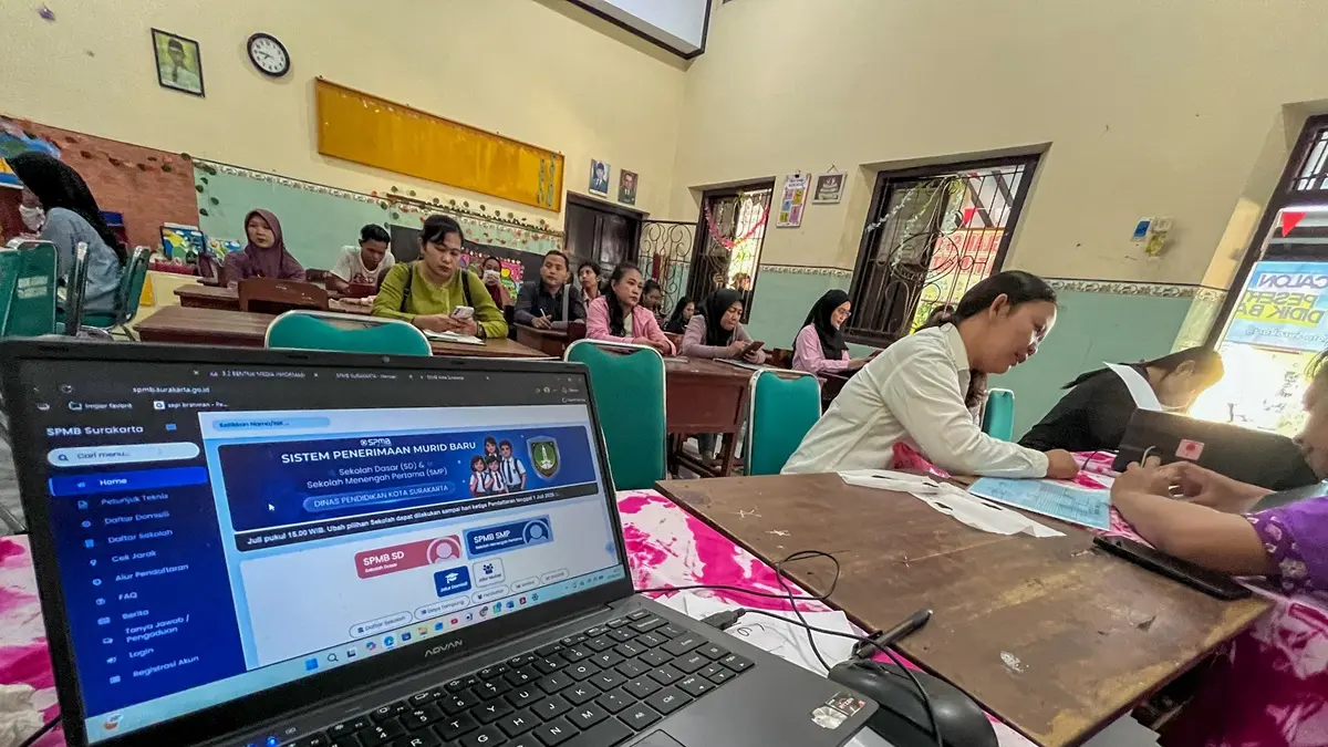 Hari pertama pendaftaran jalur domisili SDN Cemara 2 Solo langsung diserbu ratusan pendaftar. (M. Ihsan/solobalapan.com)