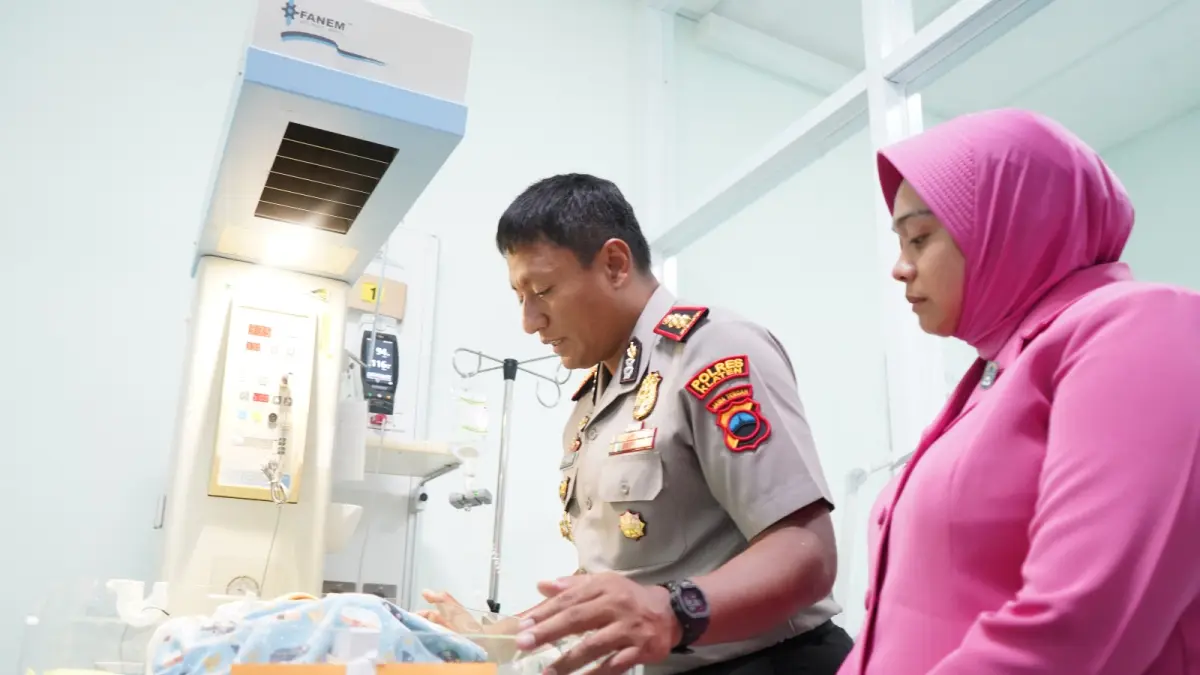 Kapolres Klaten AKBP Muh. Faruk Rozi bersama jajaran Bhayangkari Cabang Klaten melakukan kunjungan langsung ke rumah sakit pada Senin (29/6/2026). (Angga Purenda/SOLOBALAPAN.COM)
