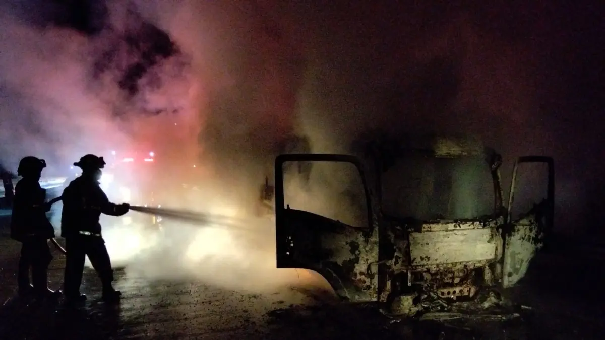 Sebuah minibus Isuzu Elf hangus terbakar di Tol Solo-Ngawi KM 543 Sragen akibat korsleting. (Dok. Damkar Sragen)