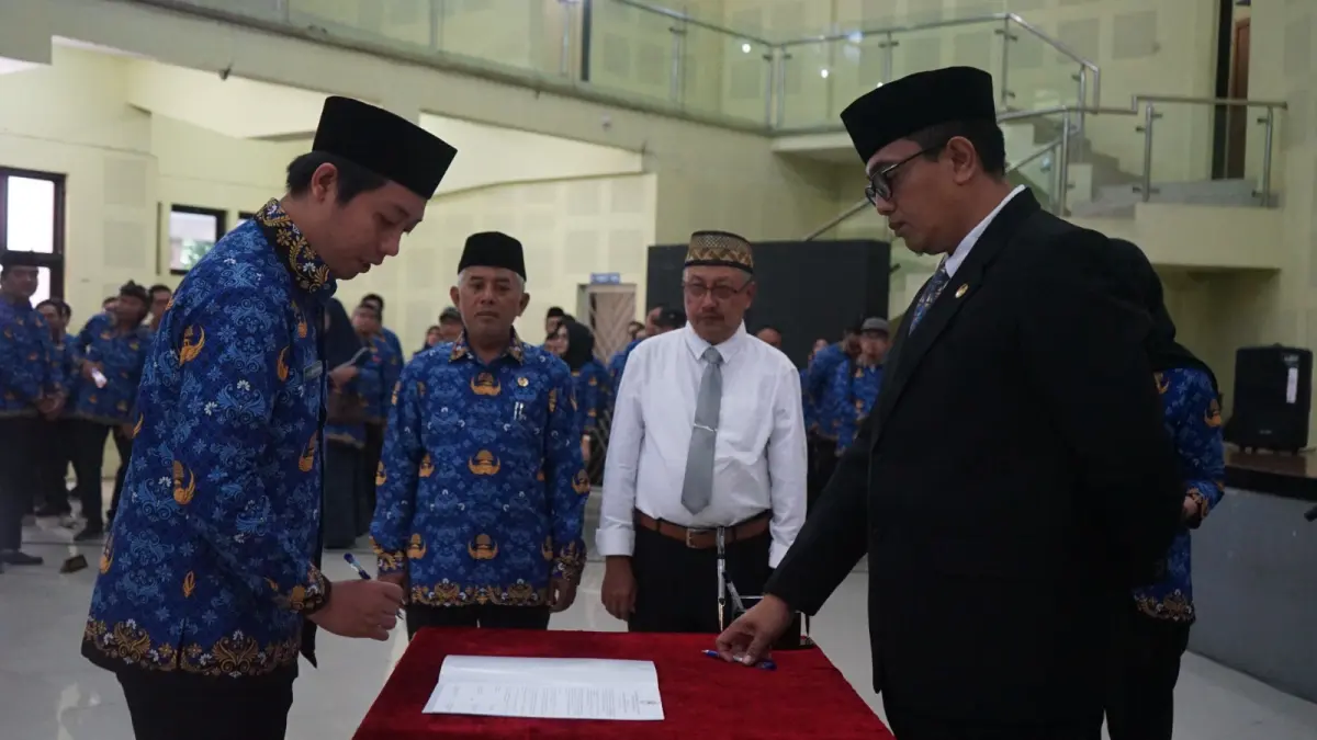 Rektor Bondet Wrahatnala melantik 44 Pegawai Negeri Sipil (PNS) dan mengambil sumpah jabatan fungsional 45 dosen Asisten Ahli di lingkungan Institut Seni Indonesia Surakarta, Selasa (30/6/2026), di Gedung Sungging Prabangkara FSRD ISI Surakarta. Pelantikan ini menjadi bagian dari penguatan sumber daya manusia sekaligus mendukung transformasi kelembagaan kampus. (Istimewa)