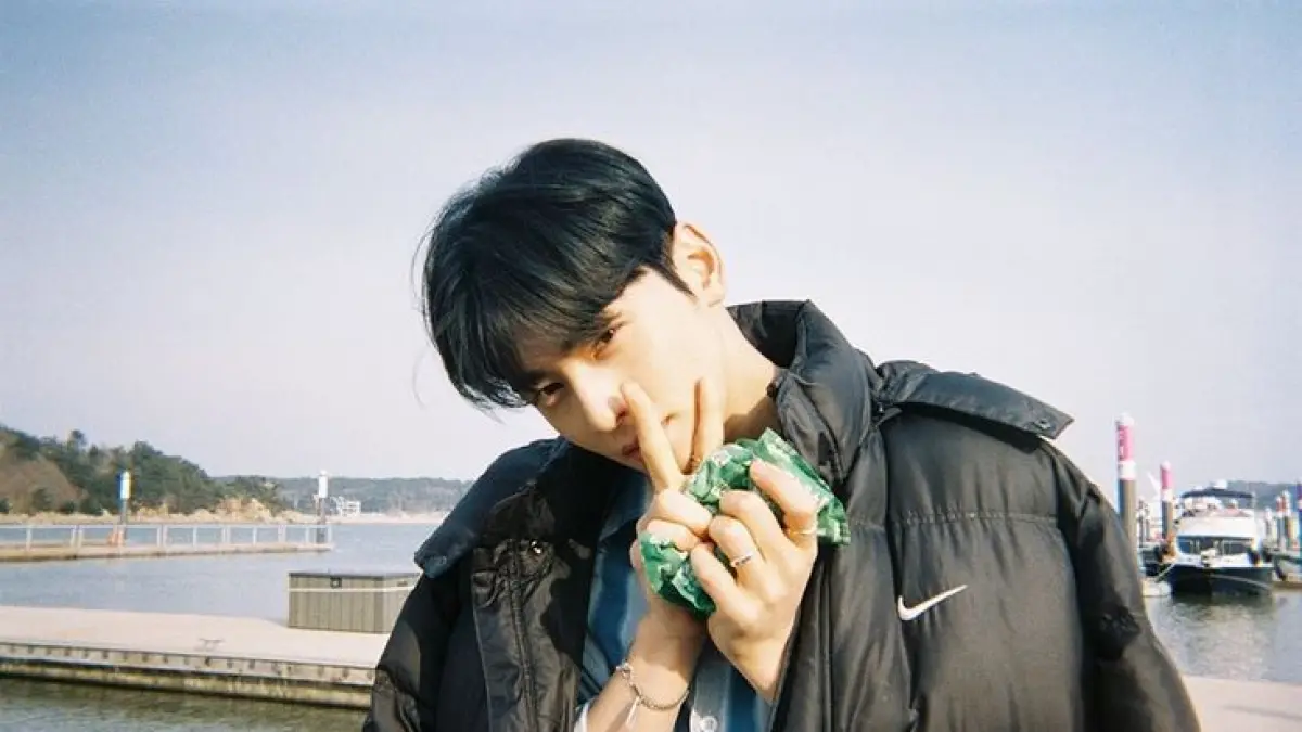 Cha Eun-woo resmi menerima baptisan Katolik saat menjalani wajib militer dan memilih nama baptis Yohanes Rasul, menarik perhatian publik dan penggemar. (Pinterest)