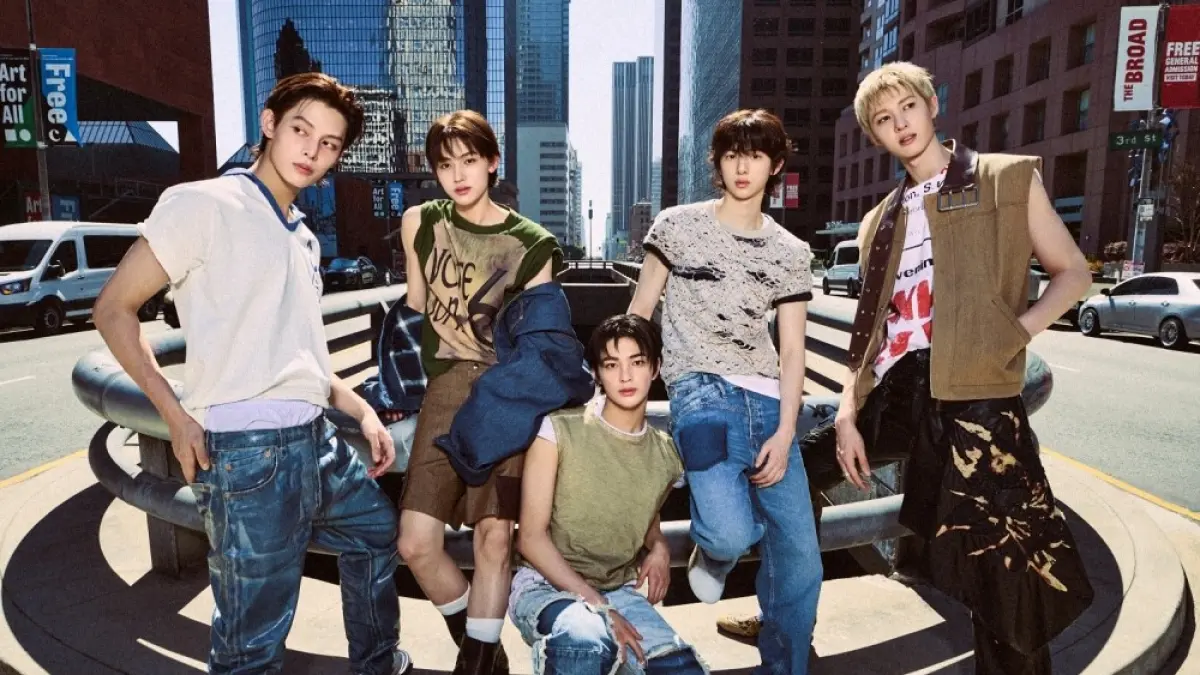 CORTIS mencetak prestasi baru di Billboard dengan menempati posisi 1 dan 2 chart World Albums sekaligus memperpanjang perjalanan mereka di Billboard 200. (Big Hit Entertainment)