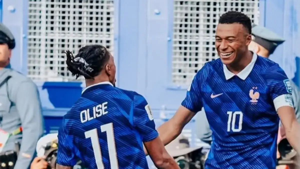 Mbappe saat merayakan gol keduanya bersama Olise di laga hari ini. (Instagram)