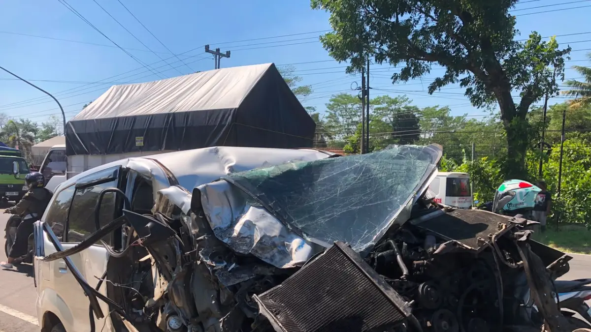PARAH : Kecelakaan beruntun mengakibatkan penemudi mobil Avanza meninggal di tempat. (Abdul Khofid/solobalapan.com)