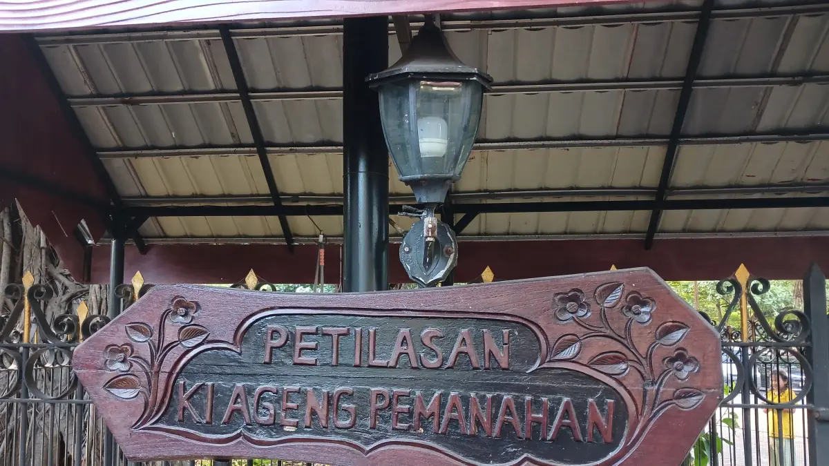Petilasan Ki Ageng Pemanahan, Petilasan Yang Terletak di Komplek Area Lahan Parkir Pasar Burung Depok, Surakarta.