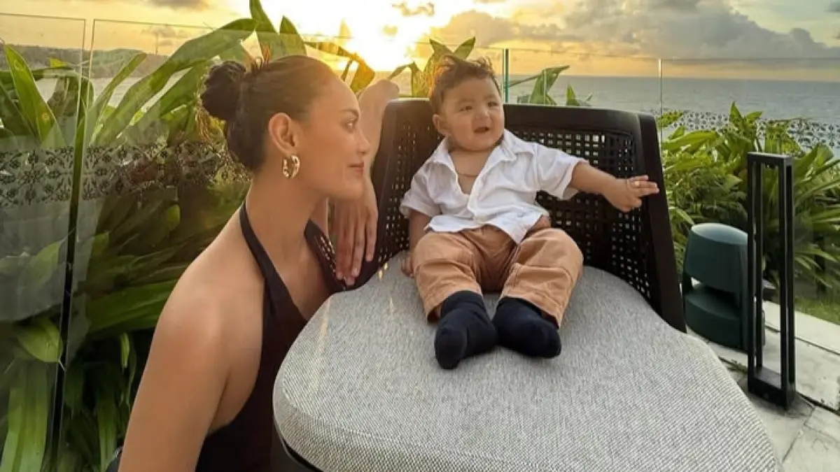 Erika Carlina dan anaknya Enduw.