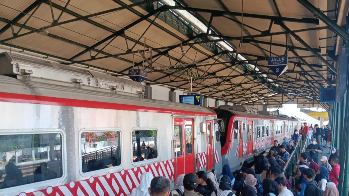 PADAT : Aktivitas naik-turun penumpang KRL di Stasiun Klaten. (Angga Purenda/solobalapan.com)

