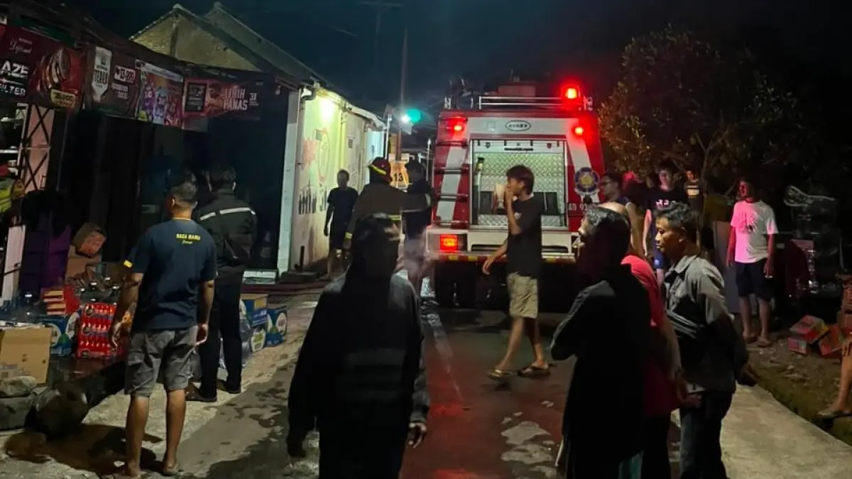 Sebuah toko kelontong di Teras, Boyolali hangus terbakar pada Jumat dini hari. (Dok. Damkar Boyolali)