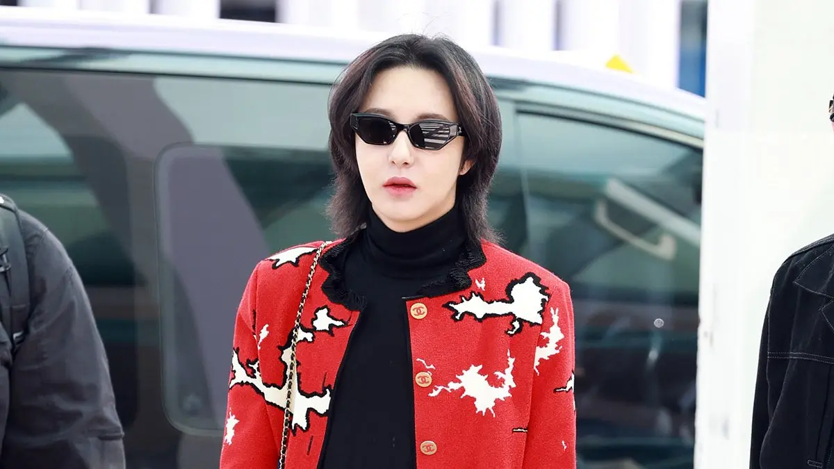 Renjun sukses mencuri perhatian lewat OOTD bernuansa retro chic yang langsung jadi sorotan penggemar.(Naver)