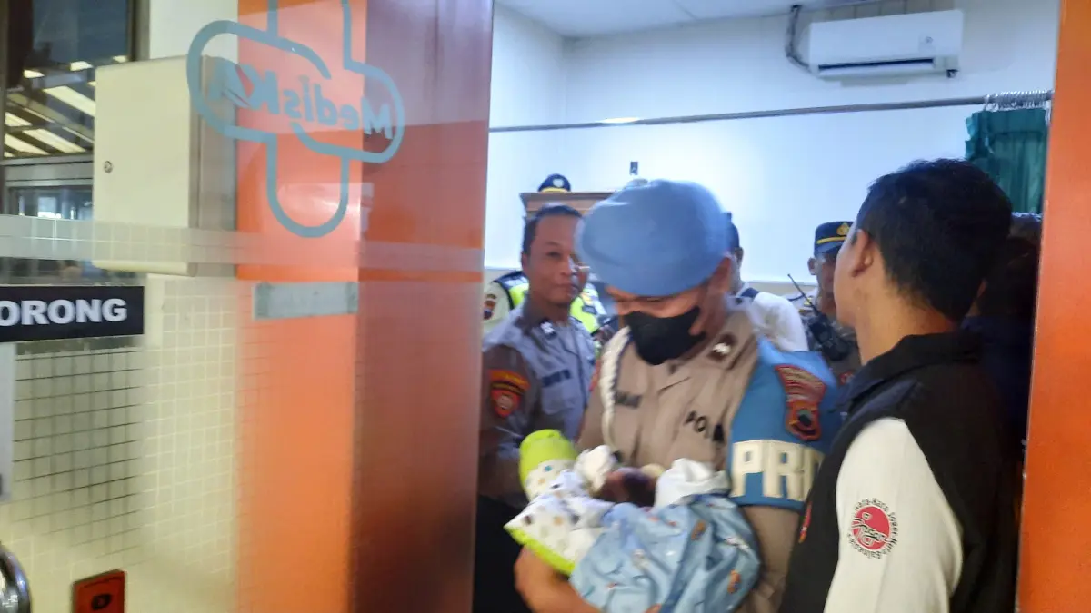 Bayi ditemukan terlantar di toilet kereta api eksiekutif 3 KA Sancaka 3 pada Sabtu (4/7). (Antonius Christian/solobalapan.com)