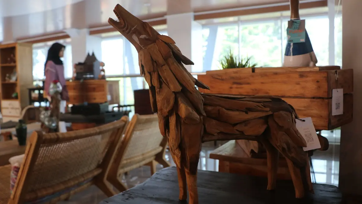 Dinas Koperasi UKM dan Perindustrian Kota Solo menggelar Srikayu Furni Fest Road to Interfex untuk mempromosikan produk furnitur. (Arief Budiman/solobalapan.com)