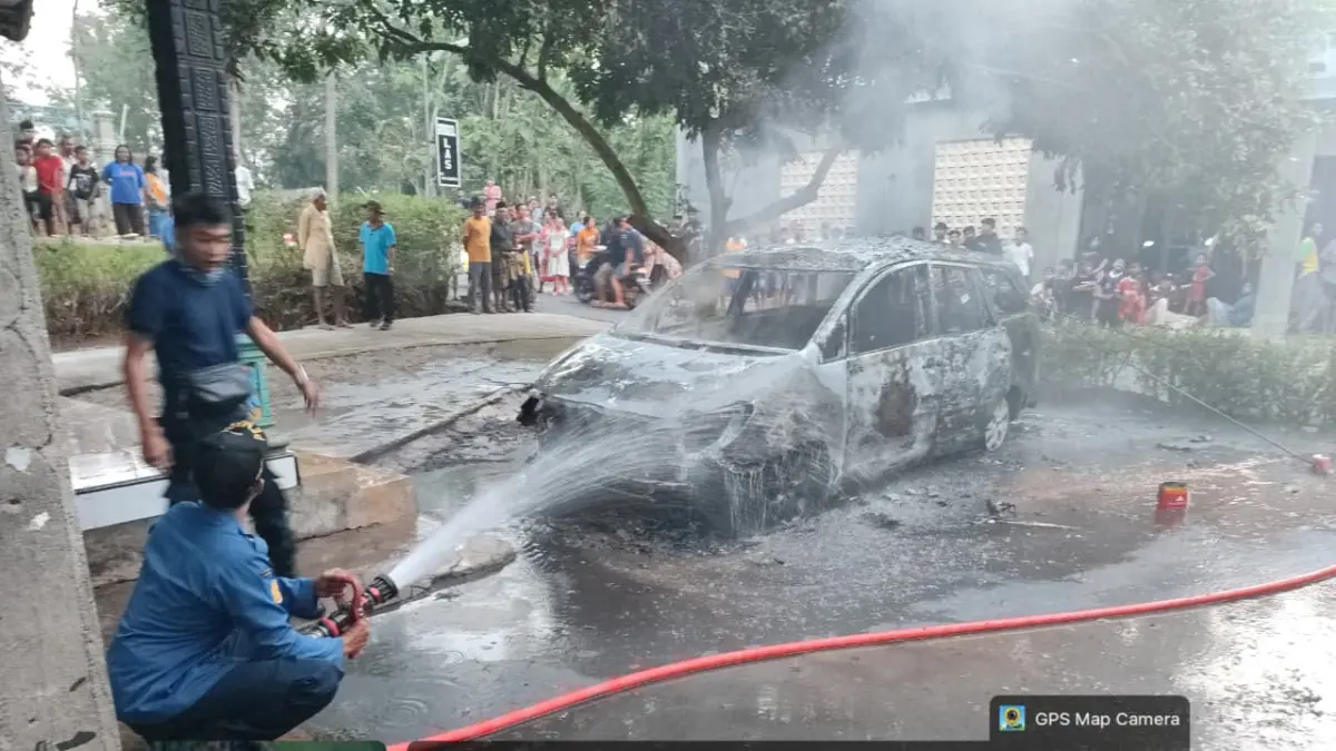 Petugas damkar berusaha memadamkan mobil yang terbakar akibat percikan las. (Dok. Damkar Boyolali)