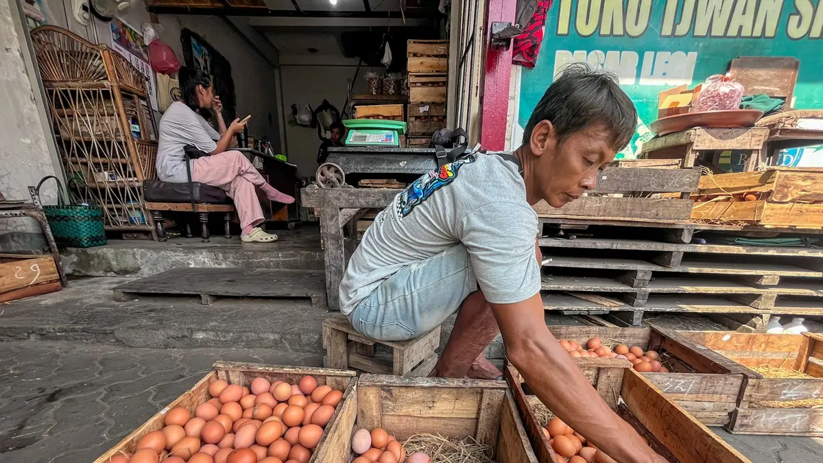 Pedagang telor di Pasar Legi merasa keberatan menjadi pemasok kebutuhan MBG dengan sistem pembayaran tempo. (M. Ihsan/solobalapan.com)