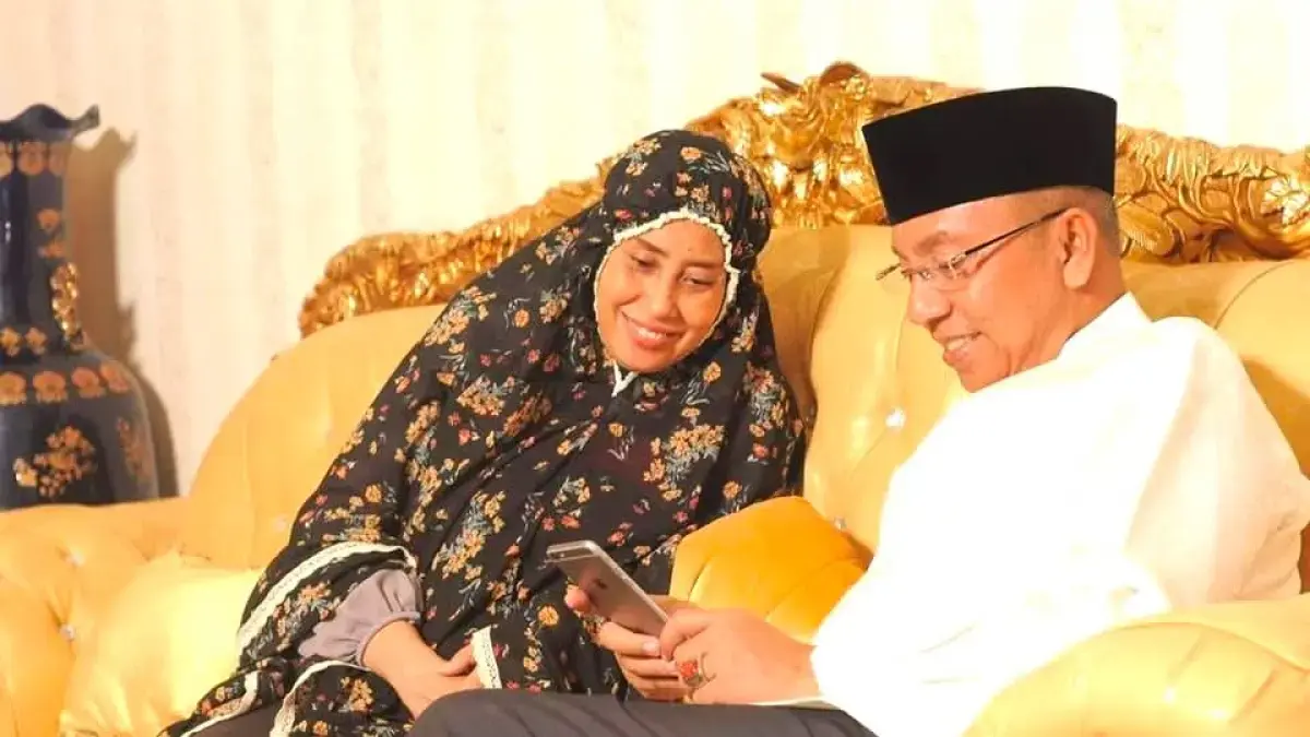 Wali Kota Bima HA Rahman H Abidin bersama istrinya Badrah Ekawati sedang bersantai di rumahnya, belum lama ini. (Lombok Post)
