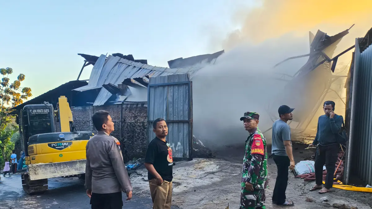 Gudang arang batok kelapa diamuk si jago merah, kerugian nyaris Rp1 Miliar! (Ahmad Kahirudin/solobalapan.com)