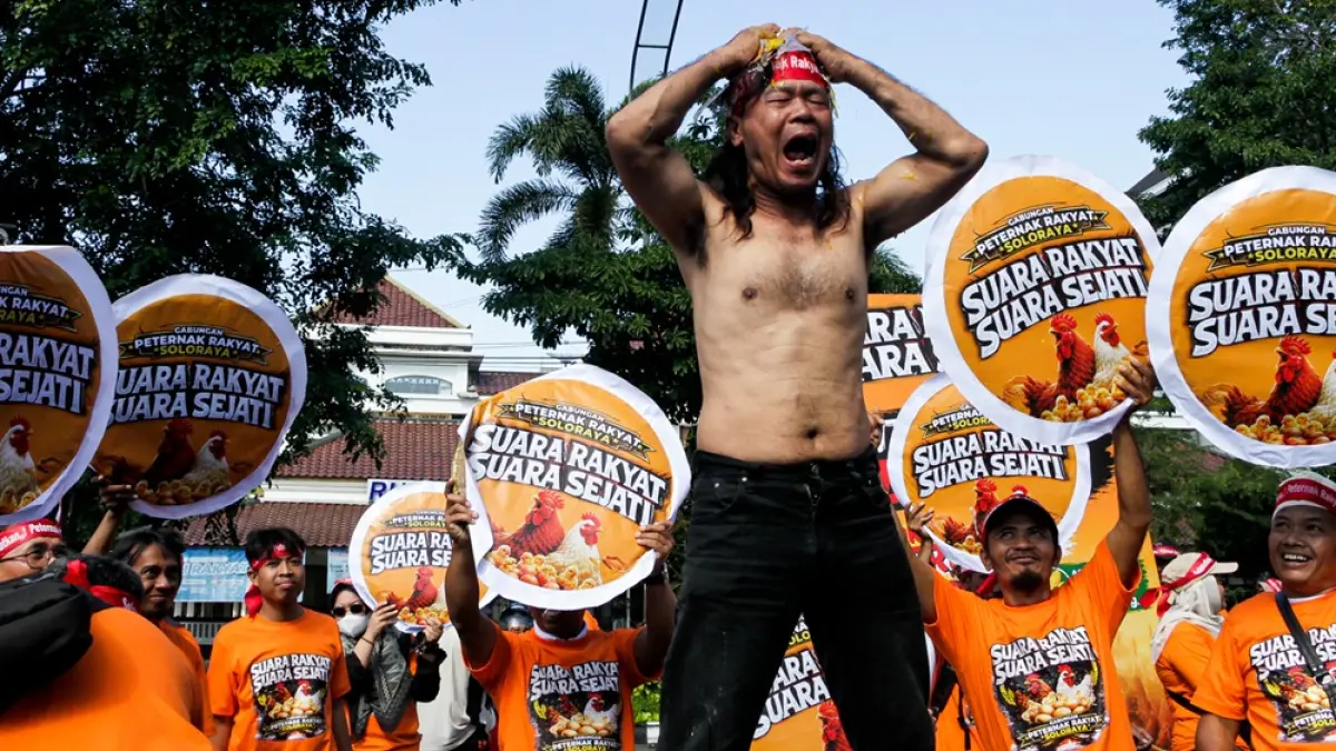 Pendemo menggelar aksi teatrikal dengan mandi telor di daerah Gladag Solo, Selasa (7/7). (M. Ihsan/solobalapan.com)
