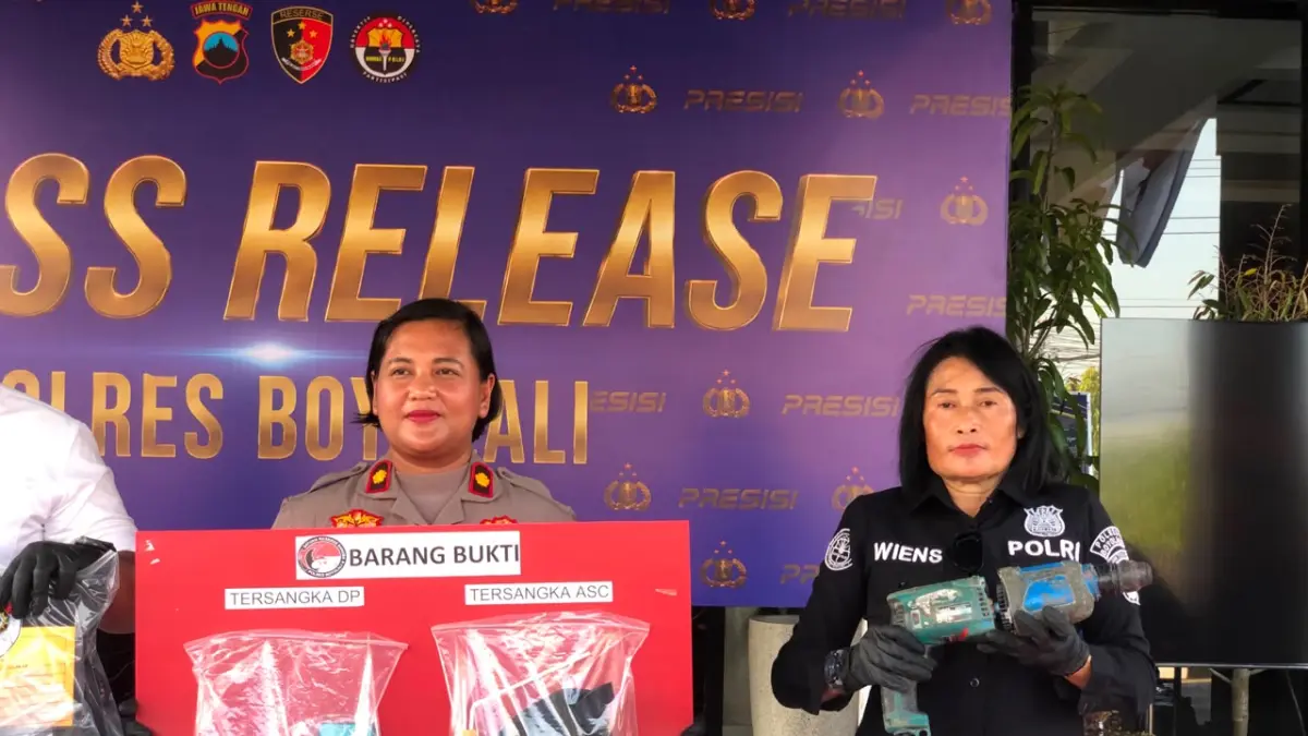 Wakapolres Boyolali, Kompol Novilia (kiri) didampingi Kasi Humas Polres, AKP Winarsih menunjukkan barang bukti hasil curian. (abdul Khofid Firnanda Putra/solobalapan.com)