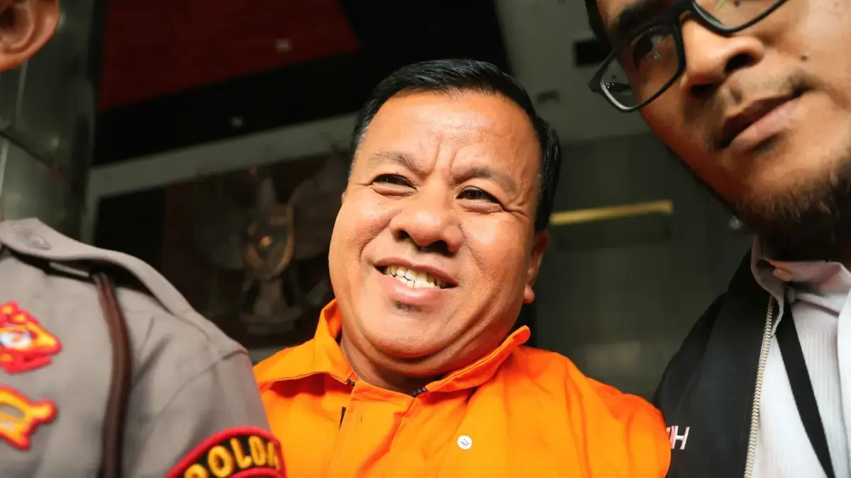 Bupati Kuantan Singingi (Kuansing) Suhardiman Amby resmi menggunakan rompi tahanan usai terjaring OTT KPK di Jakarta, Rabu (01/06/2026). (Dery Ridwansah/ JawaPos.com)
