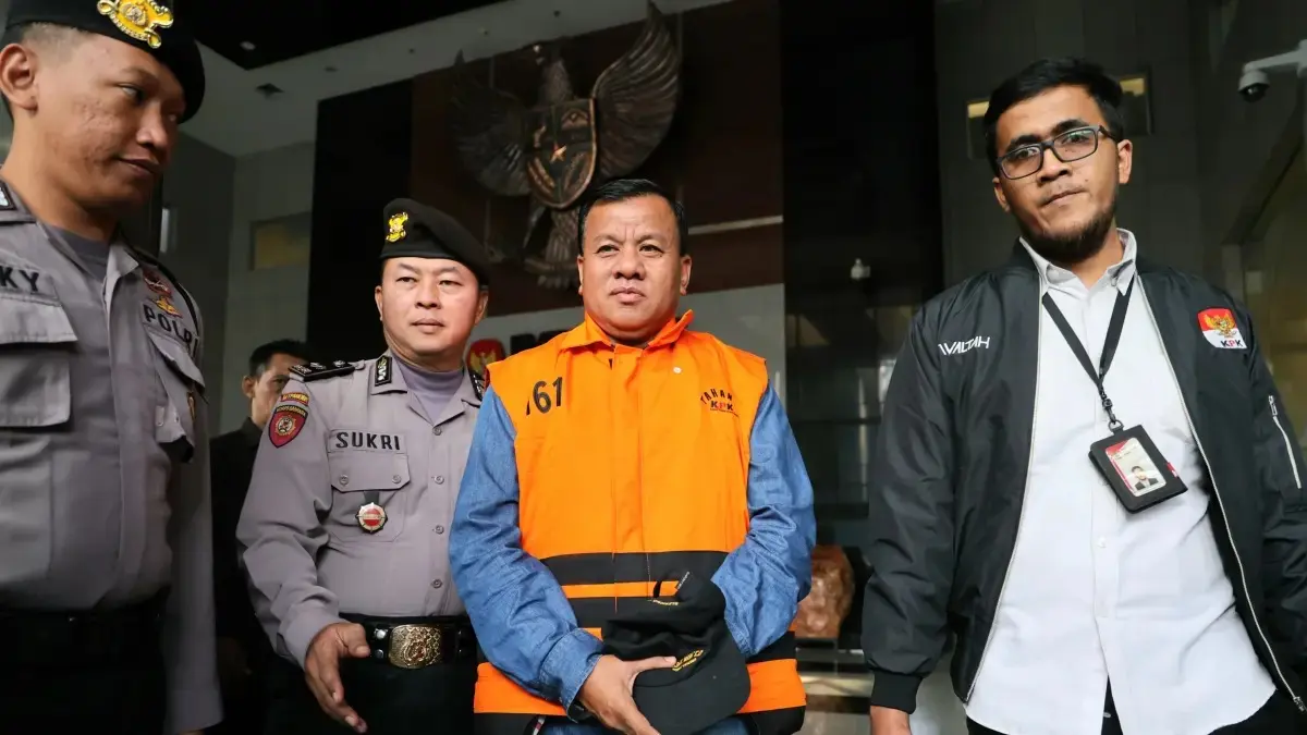 Bupati Kuantan Singingi (Kuansing) Suhardiman Amby resmi menggunakan rompi tahanan usai terjaring OTT KPK di Jakarta, Rabu (01/06/2026).(Dery Ridwansah/Jawapos.com)