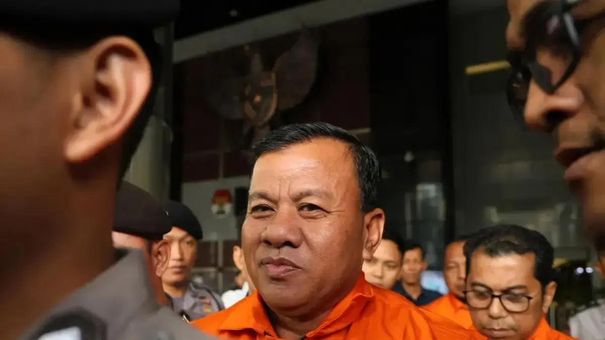 DITAHAN: Bupati Kuantan Singingi (Kuansing) Suhardiman Amby usai terjaring OTT KPK di Jakarta, Rabu (1/6). Nama Menhut, Raja Juli Antoni ikut terseret. (Dery Ridwansah/ JawaPos.com)