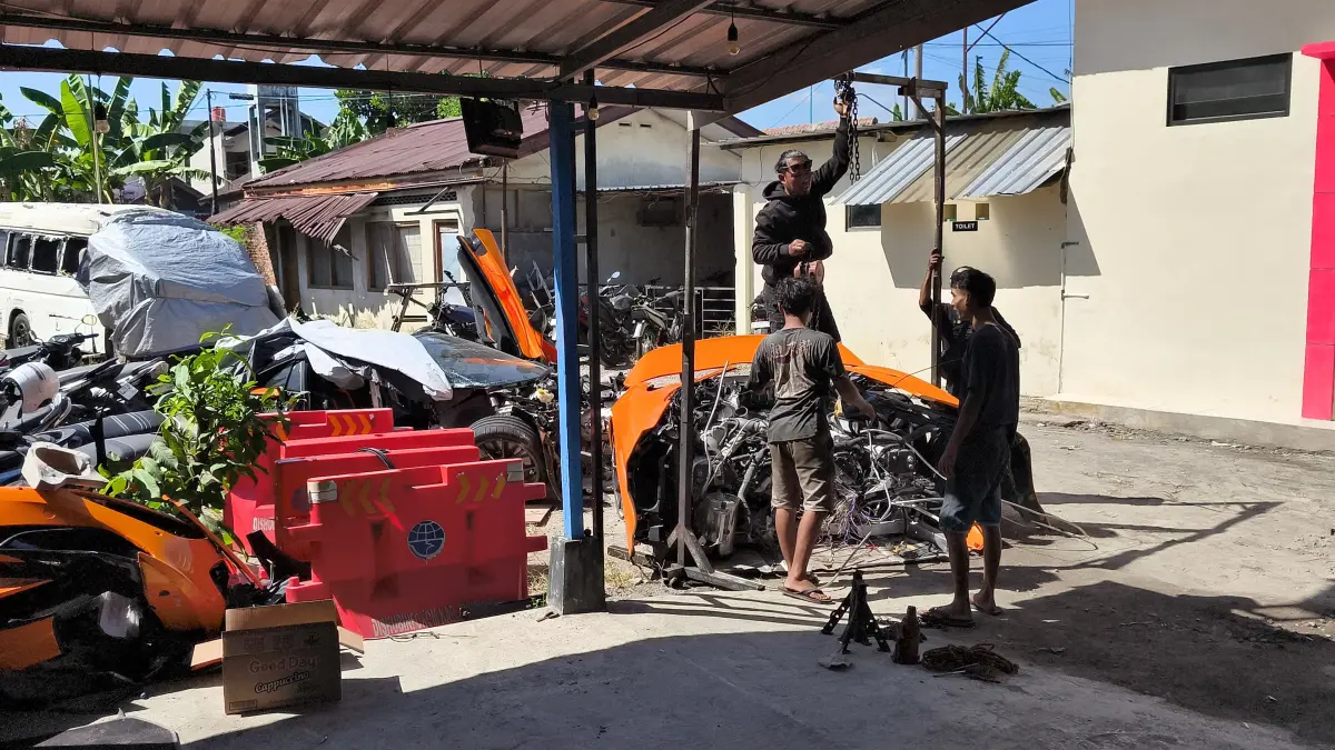 Mobil McLaren yang patah jadi dua akibat kecelakaan tunggal, kini berada di Pos Lantas Grogol Sukoharjo. (Iwan Kawul/solobalapan.com)