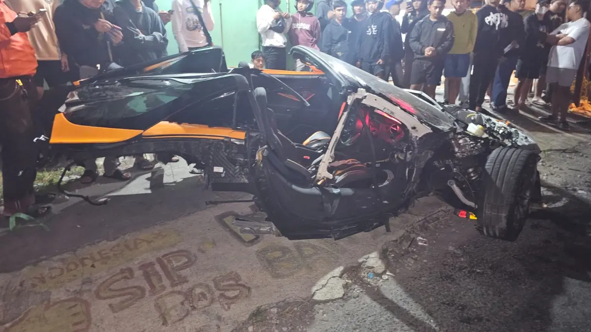 Mobil yang dikemudikan oleh Febrian Paundra Alditama (21), rusak parah usai kecelakaan. (dok. warga)