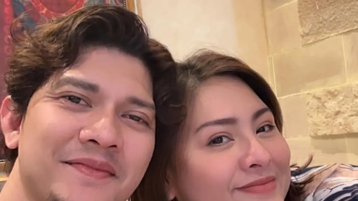 Pasangan celebritis Iko Uwais dan Audy Item mengumumkan kehamilan anak ketiganya di usia 43 tahun. (Dok. audyitem)