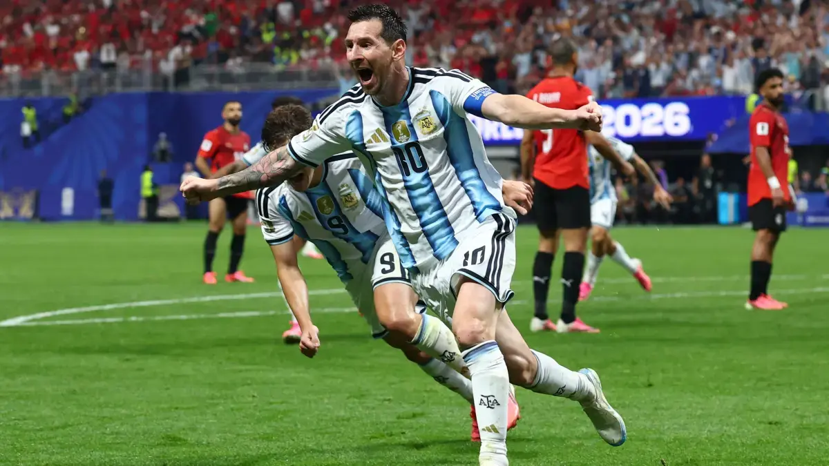 Setelah gagal mengeksekusi penalti, Messi jadi pahlawan usai mencatak 1 assist dan 1 gol. (https://x.com/FIFAcom)