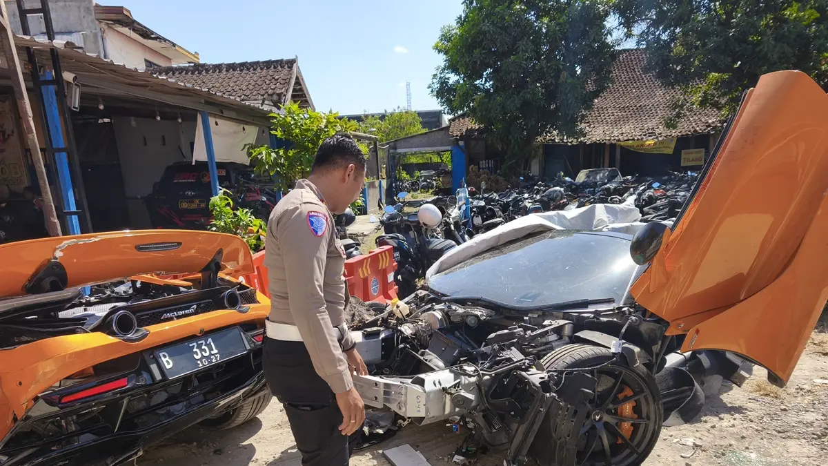 STATUS LEGALITAS KENDARAAN: Bangkai mobil sport McLaren keluaran tahun 2023 yang hancur terbelah dua diamankan petugas. (Iwan Kawul/solobalapan.com)
