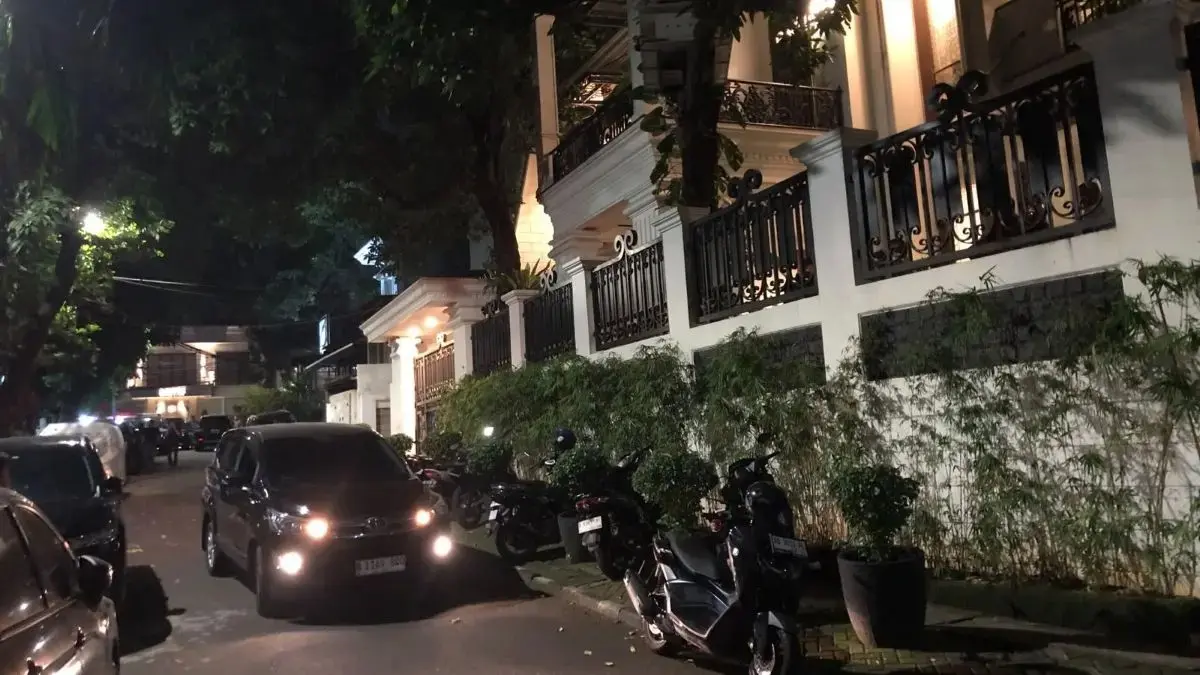 Aktivitas di sekitar rumah JAM Pidsus Kejagung Febrie Adriansyah pada Rabu malam (8/7). (Sahrul Yunizar/JawaPos.com)

 
