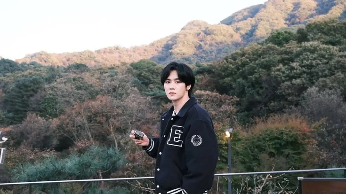 Kun, leader WayV, dikenal sebagai idol multitalenta. Selain aktif bermusik, ia juga memiliki lisensi pilot, menguasai fotografi, hingga berpartisipasi dalam produksi lagu. (Pinterest)