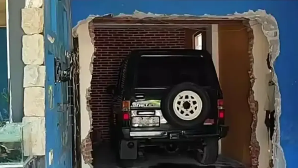 Sebuah mobil Taft 4x4 akhirnya berhasil dikeluarkan dari dalam salah satu kamar rumah setelah "terjebak" selama kurang lebih 31 tahun. (Instagram: @m.luthfinurseha)