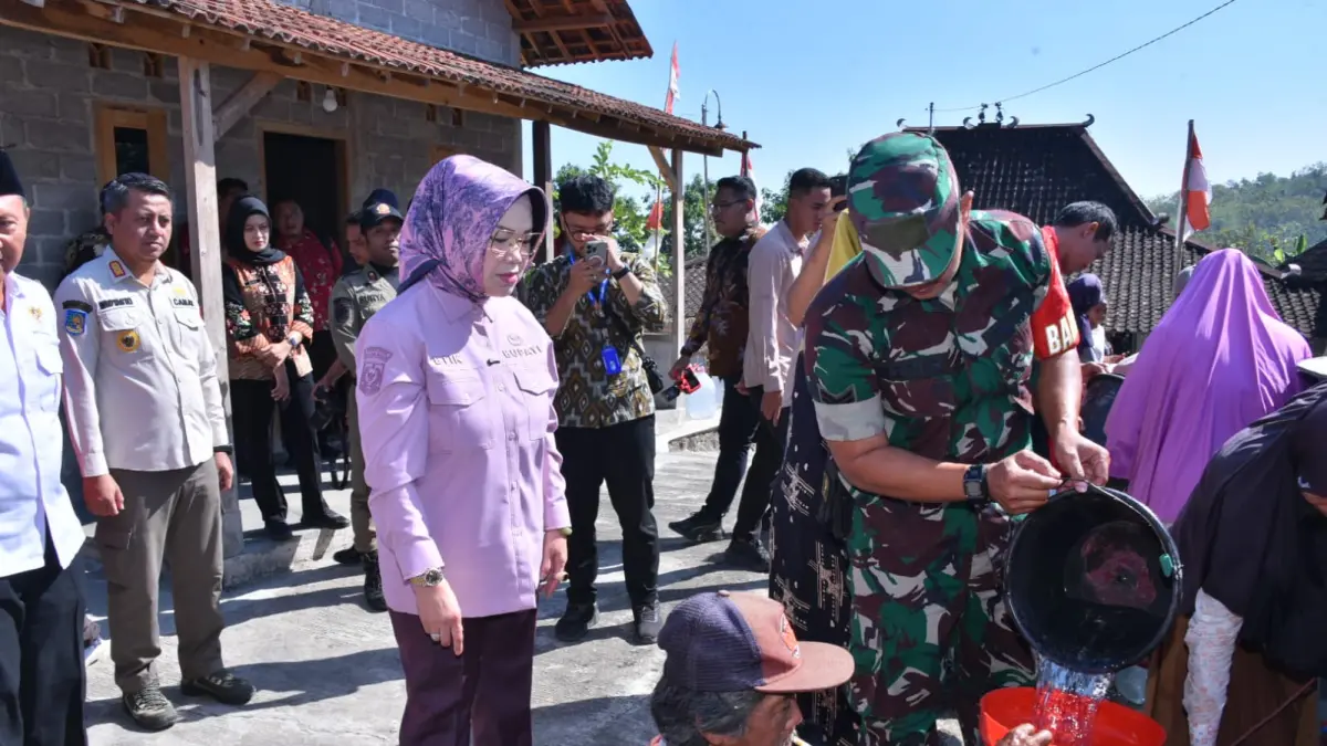 Bupati Sukoharjo, Etik Suryani pagi bagi air bersih, magrib dijemput KPK. (Iwan Kawul/solobalapan.com)