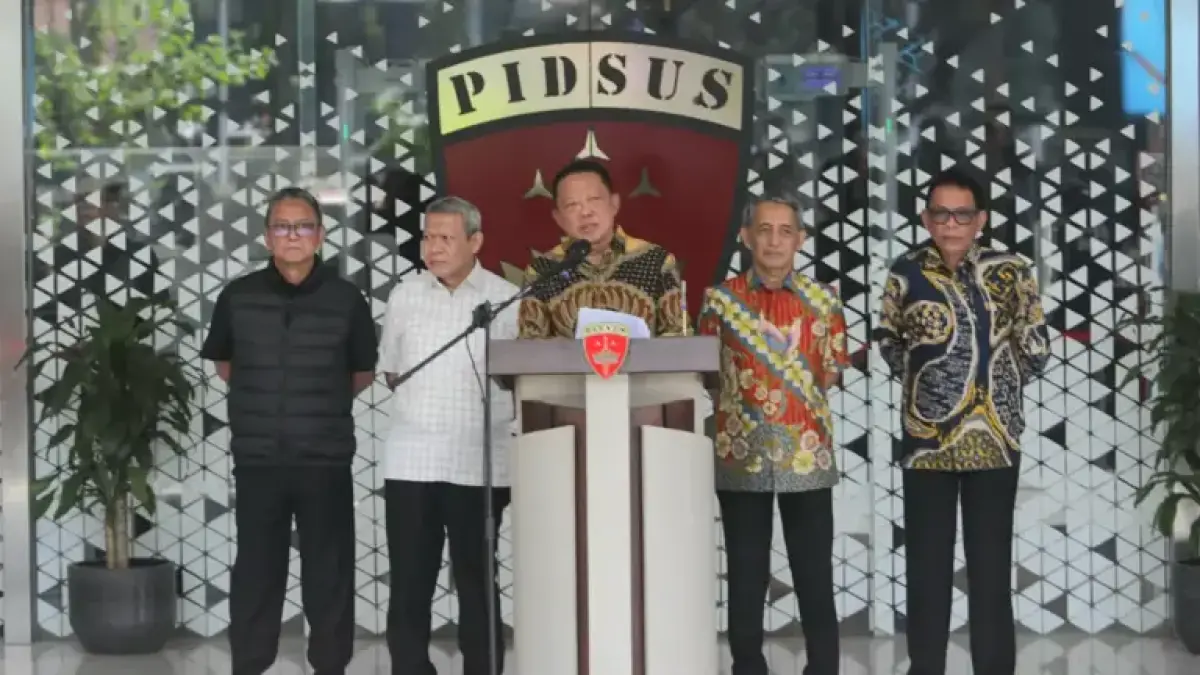Jaksa Agung Muda Tindak Pidana Khusus Kejaksaan Agung, Febrie Adriansyah menyampaikan keterangan pers di Gedung Bundar Jampidsus Kejagung, Jakarta, Jumat (10/7/2026). (Dery Ridwansah/ JawaPos.com)