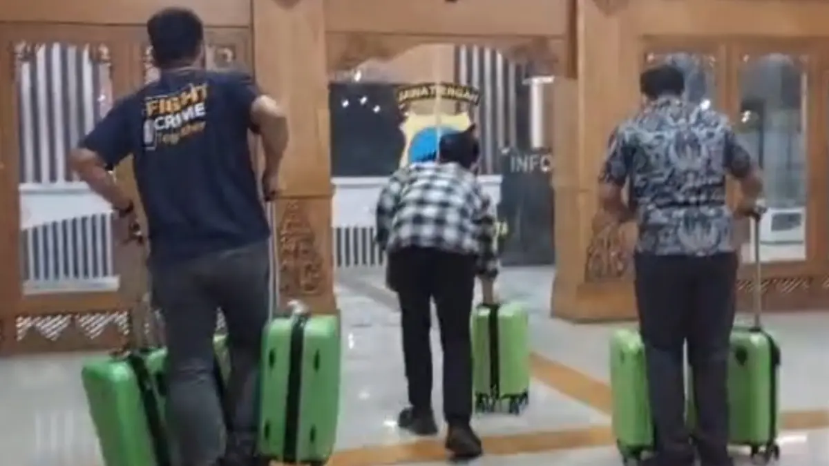 Sejumlah koper hijau diamankan diduga menjadi barang bukti OTT KPK Bupati Sukoharjoa Etik Suryani dan jajarannya. (Solo Balapan/Antonius Christian)