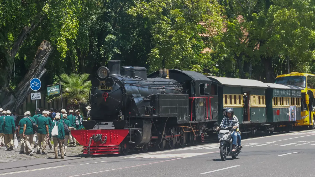Sepur Kluthuk Jaladara melintasi Jalan Slamet Riyadi Solo. (M Ihsan/Radar Solo)