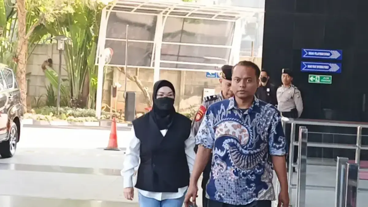 Bupati Sukoharjo ketika sampai di Gedung KPK Jakarta untuk jalanai pemeriksaan lebih lanjut, sementara tiga pejabat teras Sukoharjo dikabarkan telah selesai pemeriksaan dan dalam perjalanan ke Sukoharjo. (Dok.)