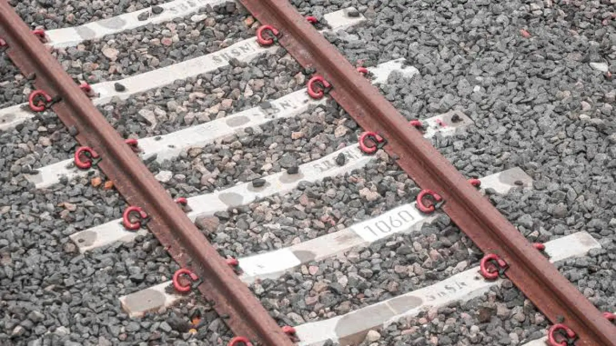 Hamparan batu kerikil atau ballast di jalur kereta berfungsi menjaga stabilitas rel dan mendukung keselamatan perjalanan kereta api. (Google)