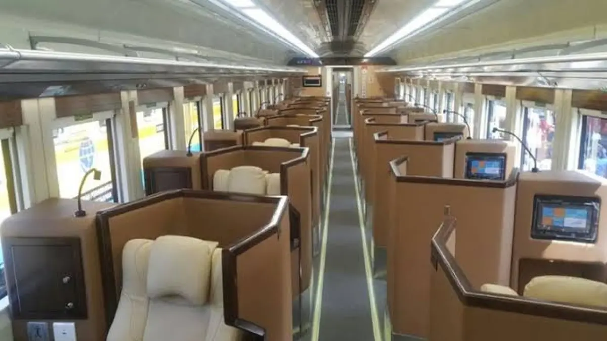 Interior Kereta Luxury Sleeper yang menawarkan kursi rebah dan fasilitas premium untuk perjalanan jarak jauh yang lebih nyaman. (Google)