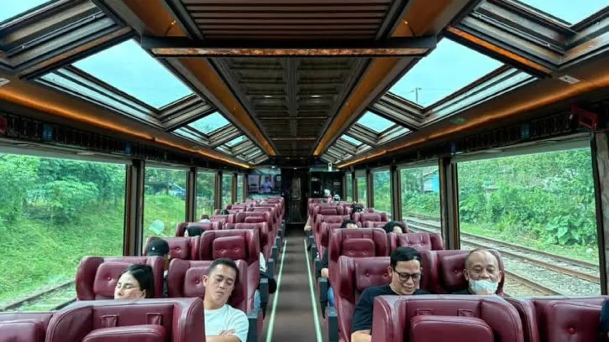 Kereta Panoramic menawarkan pengalaman perjalanan dengan jendela kaca lebar dan sunroof otomatis untuk menikmati panorama alam sepanjang lintasan. (Google)