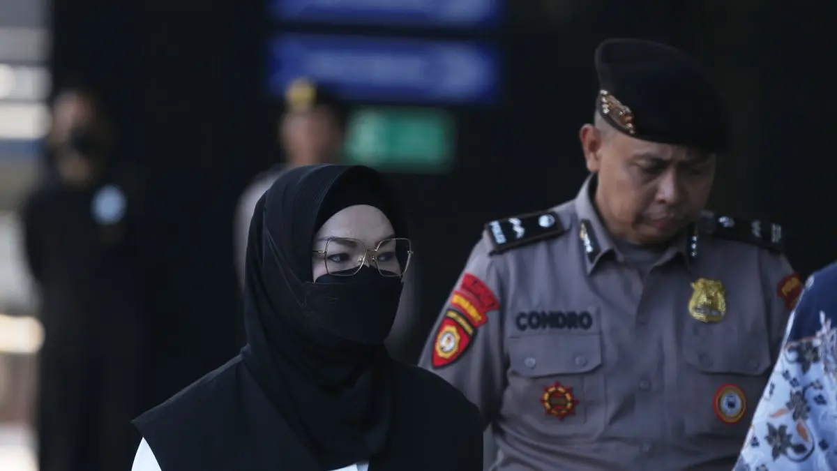 Petugas mengawal Bupati Sukoharjo Etik Suryani (kiri) saat tiba untuk menjalani pemeriksaan di Gedung Merah Putih KPK, Jakarta, Jumat (10/7/2026). ANTARA FOTO/Reno Esnir/IES/kye
