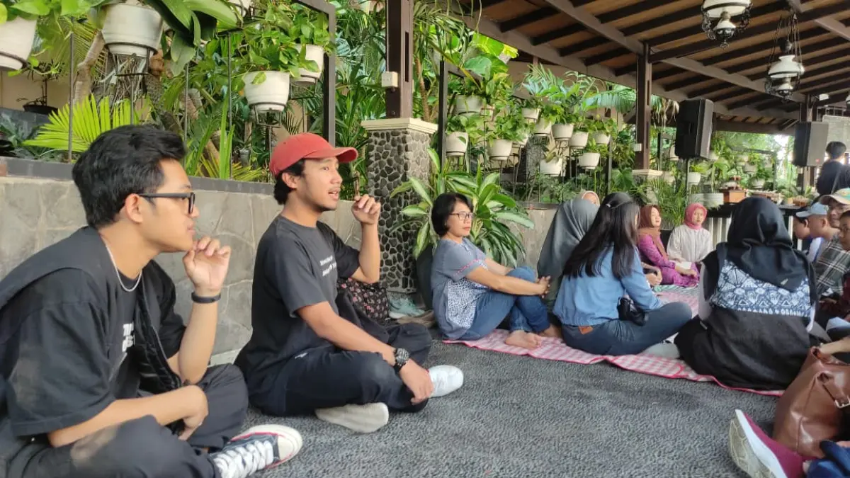 Peserta Solo Book Party mengikuti sesi diskusi kelompok di area luar ruangan The Sunan Hotel Solo, Sabtu (11/7/2026). Setiap kelompok didampingi greeter untuk berbagi pengalaman dan pandangan mengenai buku yang dibaca. (Luthfiase)
