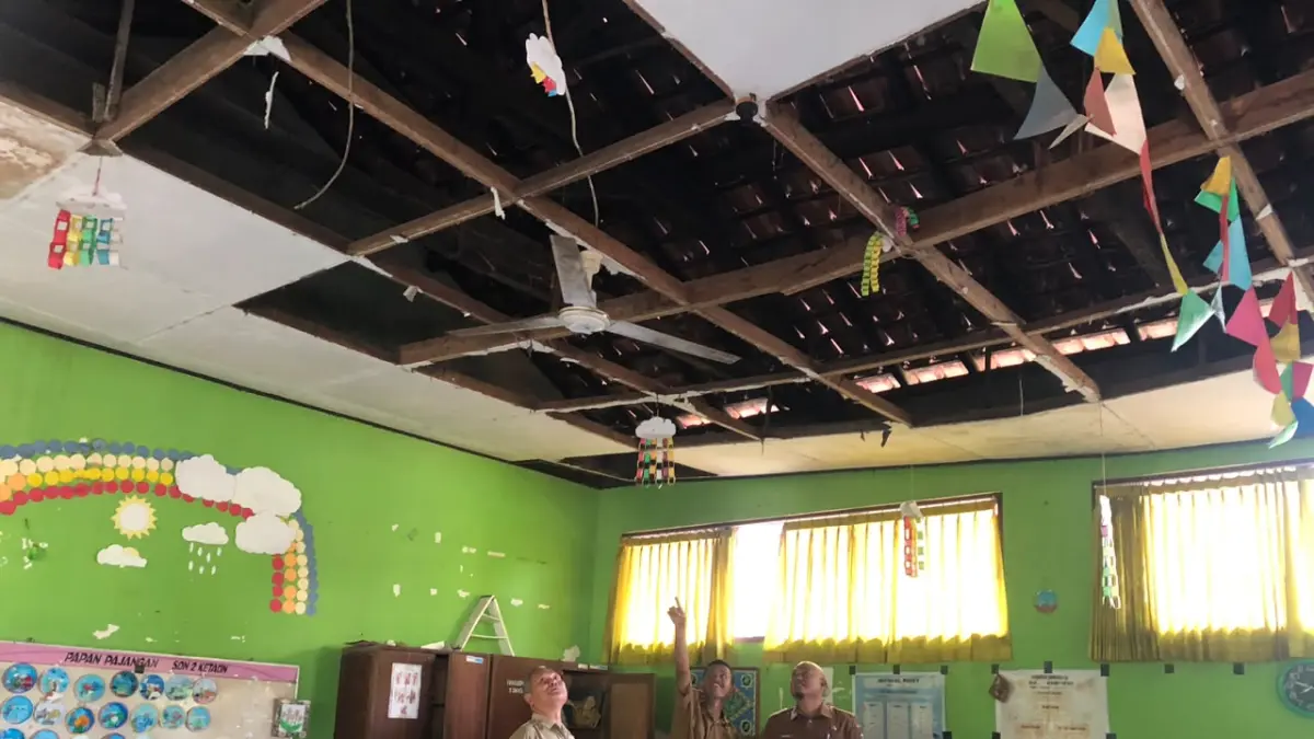 Atap tiga ruang kelas rusak parah dan disangga bambu, siswa SDN 2 Ketaon Boyolali terpaksa belajar di musala. (Abdul Khofid/solobalapan.com)