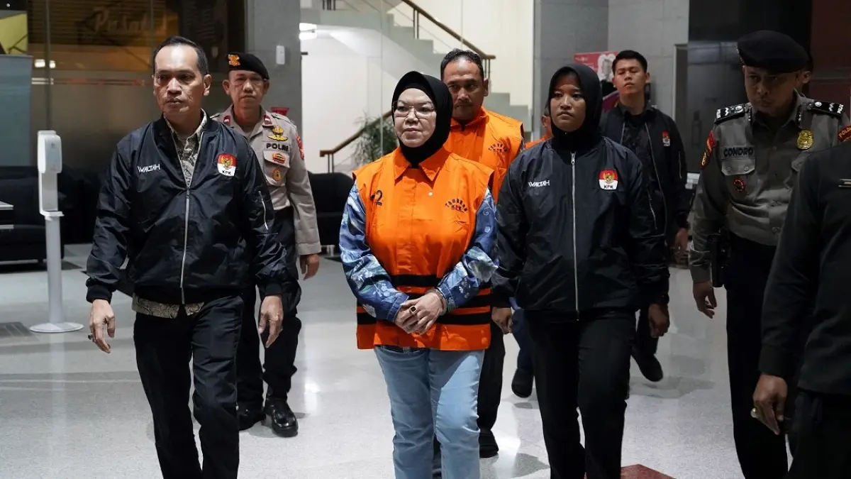 Bupati Sukoharjo Etik Suryani mengenakan rompi oranye usai diperiksa di OTT KPK. (KPK.go.id)